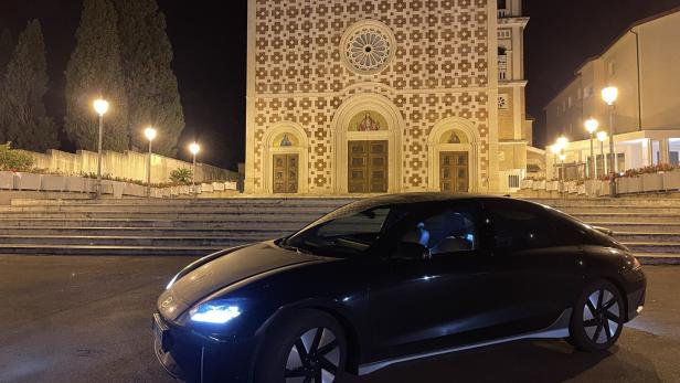 E-Auto vor der Kapuzinerkirche Santuario del Volto Santo in Manoppello.