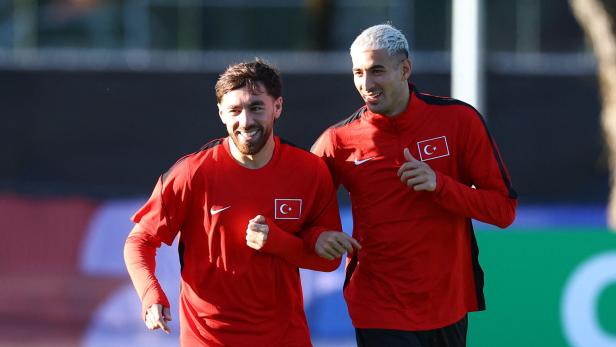 Orkun Kokcu und Mert Muldur vom türkischen Nationalteam lachen beim Training.