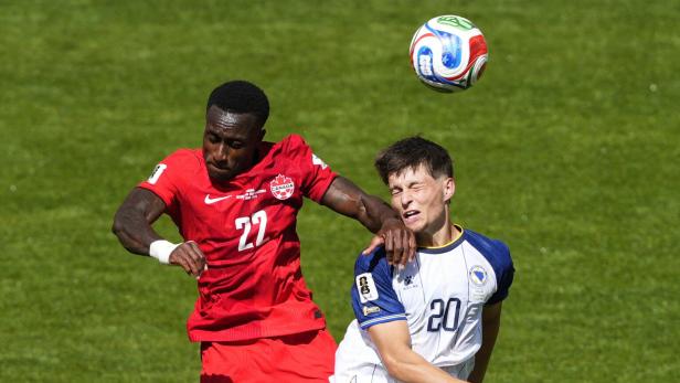 Richie Laryea im Kopfballduell mit Esmir Bajraktarevic.