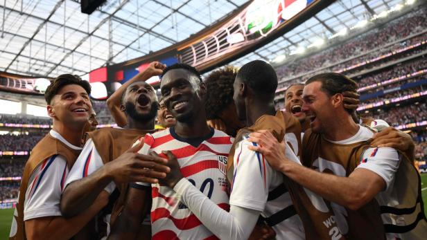 TOPSHOT-FBL-WC-2026-MATCH04-USA-PAR