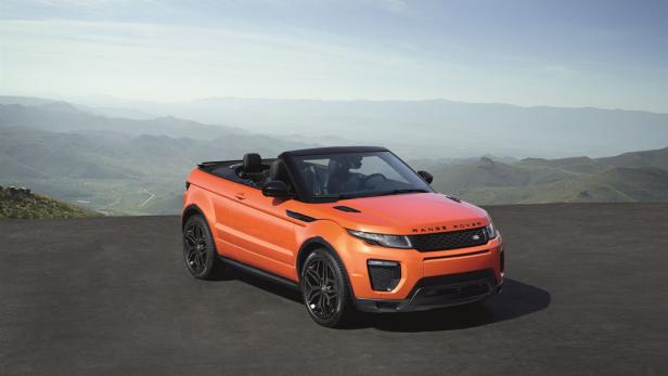 Ein orangefarbener Range Rover Evoque Cabriolet vor einer Bergkulisse.