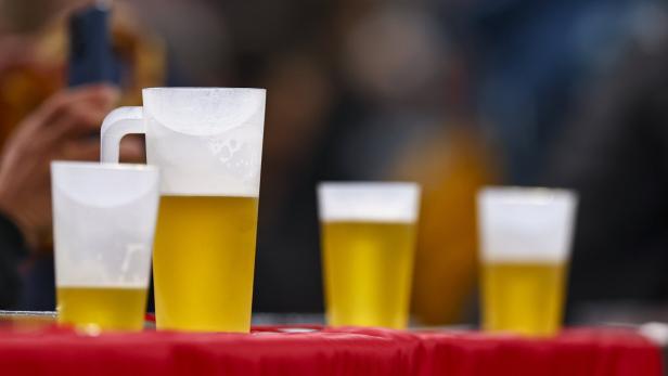 Vier Bierbecher im Fußballstadion.