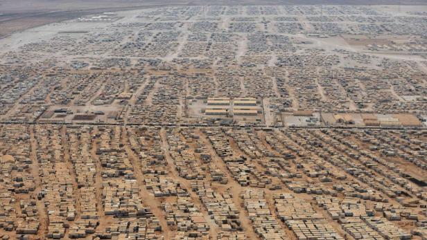 An aerial view shows the Zaatari refugee camp, near the Jordanian city of Mafraq July 18, 2013. U.S. Secretary of State John Kerry spent about 40 minutes with half a dozen refugees who vented their frustration at the international community&#039;s failure to end Syria&#039;s more than two-year-old civil war, while visiting the camp that holds roughly 115,000 Syrian refugees in Jordan about 12 km (eight miles) from the Syrian border. REUTERS/Mandel Ngan/Pool (JORDAN - Tags: POLITICS SOCIETY IMMIGRATION TPX IMAGES OF THE DAY)