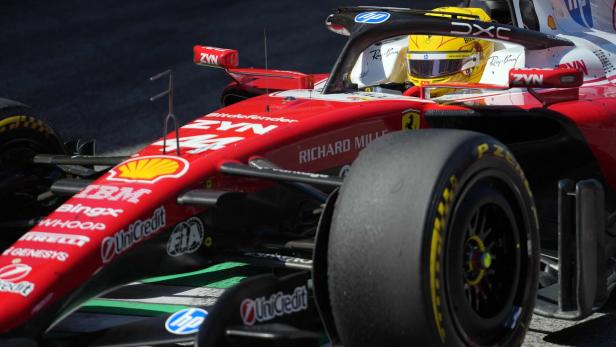 Lewis Hamilton im roten Ferrari.