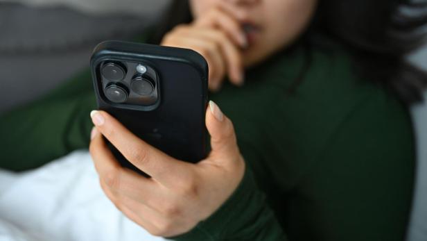 Mädchen mit Smartphone