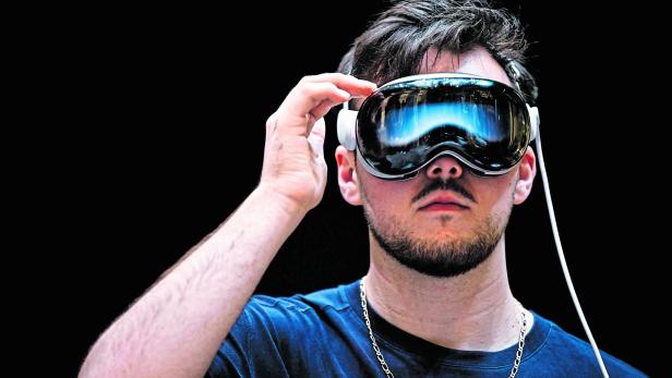 Eine Person trägt die Apple Vision Pro