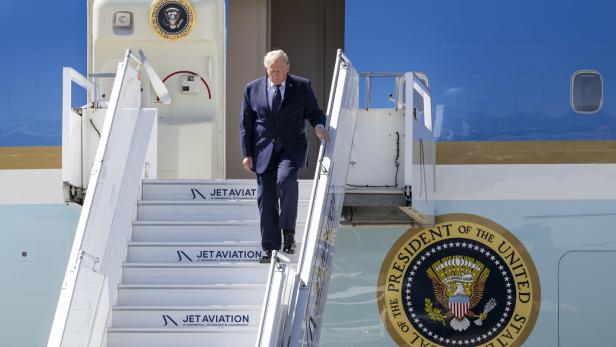 Leaders arrive in Geneva ahead of the G7 summit in Evian