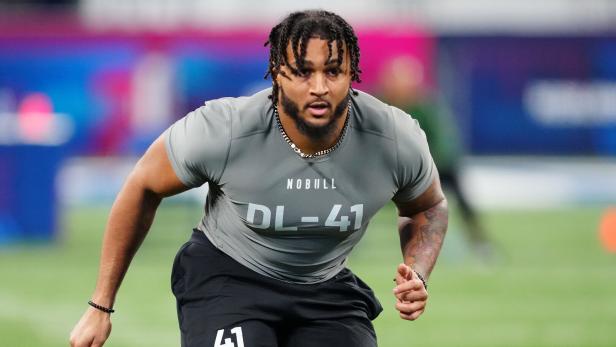 Marshawn Kneeland sprintet auf Kunstrasen, trägt graues NOBULL-Shirt und schwarze Shorts mit der Nummer 41.