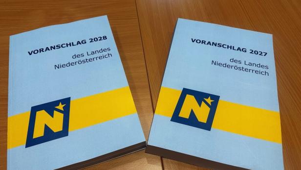 Zwei Broschüren „Voranschlag 2027/2028 des Landes Niederösterreich“ liegen auf einem Holztisch.
