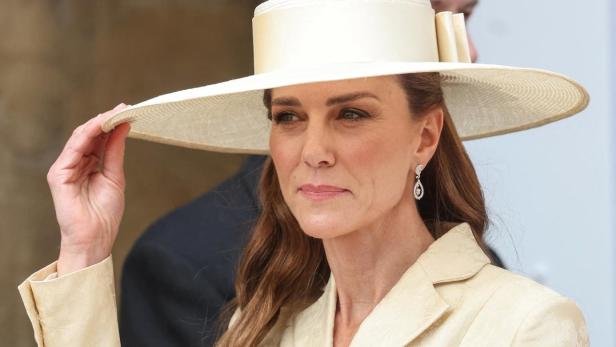 Princessin Kate trägt beigen Hut und beigen Mantel