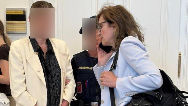 Zwei Frauen stehen nebeneinander im Gespräch