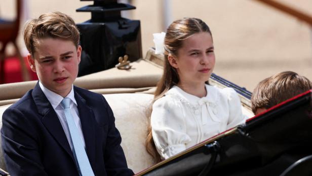 Prinz George und Prinzessin Charlotte sitzen in einer Kutsche.