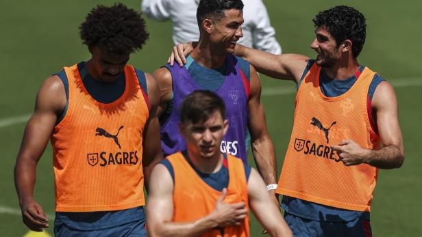 Gut drauf: Cristiano Ronaldo mit seinen Teamkollegen