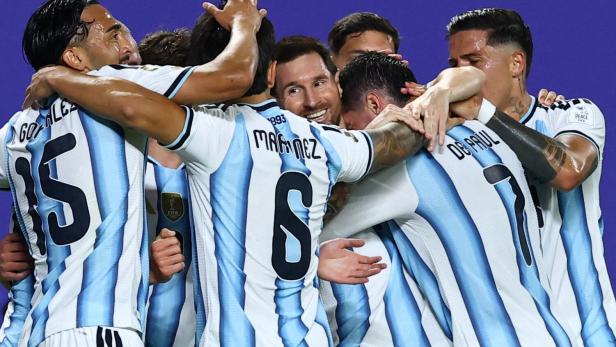 Messi (Mitte) wird bejubelt.