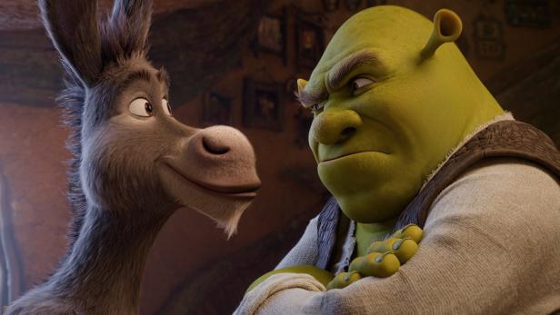 Shrek blickt genervt auf Esel, der ihn freundlich ansieht.
