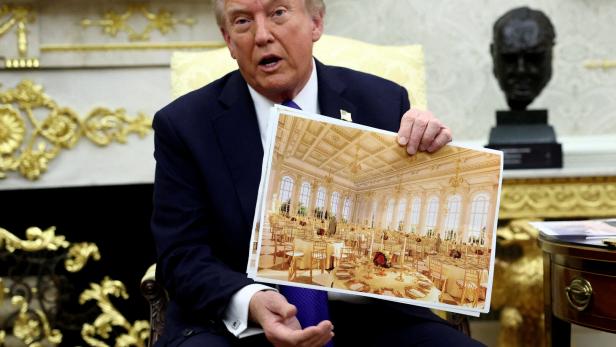 Der US-Präsident hält einen Entwurf des Ballsaales in den Händen.