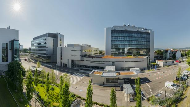 Boehringer-Ingelheim-Forschungsgebäude in Wien-Meidling mit moderner Glasfassade und begrüntem Vorplatz.