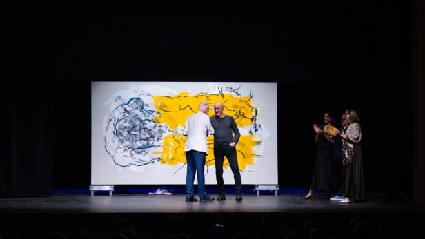 Live-Performance von Künstler Hannes Mlenek im Wiener Neustädter Stadttheater.
