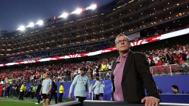Ralf Rangnick steht im Stadion von San Francisco auf dem Spielfeld, im Hintergrund volle Zuschauerränge