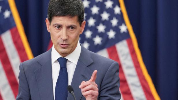 Der stellvertretende nationale Sicherheitsberater Jon Finer spricht vor zwei US-Flaggen.