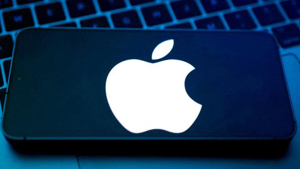 FILE PHOTO: Illustration shows Apple logo