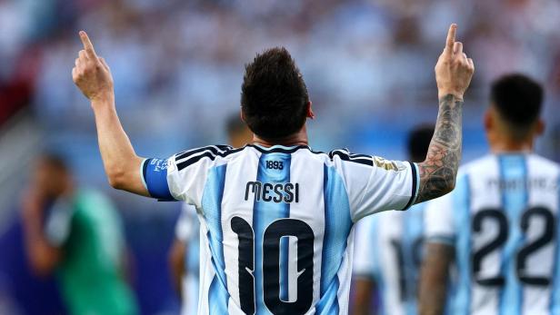Messi im Argentinien-Trikot von hinten, beide Mittelfinger erhoben.