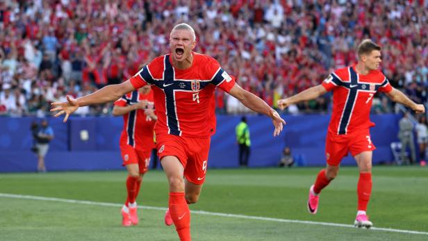 Erling Haaland lässt mit zwei Toren die norwegischen Fans jubeln.