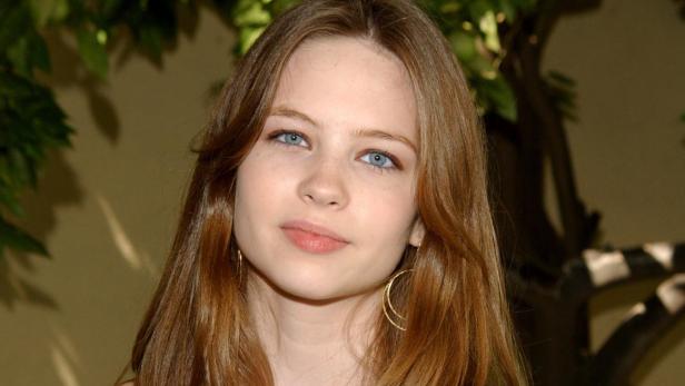 Daveigh Chase mit langen braunen Haaren 