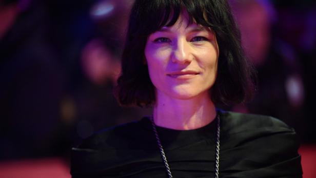 Valerie Pachner lächelt in die Kamera.