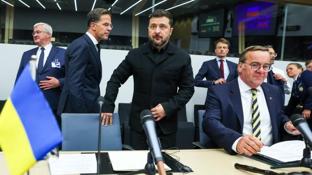 NATO Defense Ministers meet in Brussels