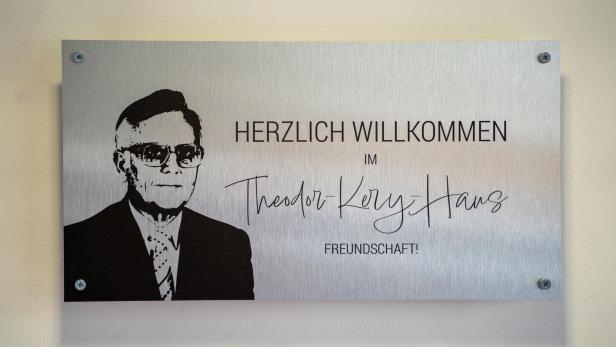 Metallschild mit Porträt und Aufschrift „Herzlich willkommen im Theodor-Kerx-Haus Freundschaft!“.
