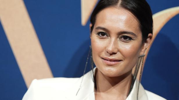 Emma Heming Willis posiert vor blauem Hintergrund bei einer Hollywood-Veranstaltung.