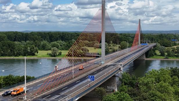German motorway A 565 closed due to safety reasons in Bonn