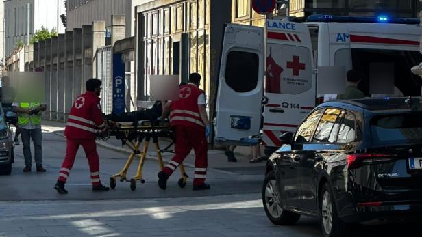 Rettungskräfte verladen den Verletzten ins Rettungsauto.