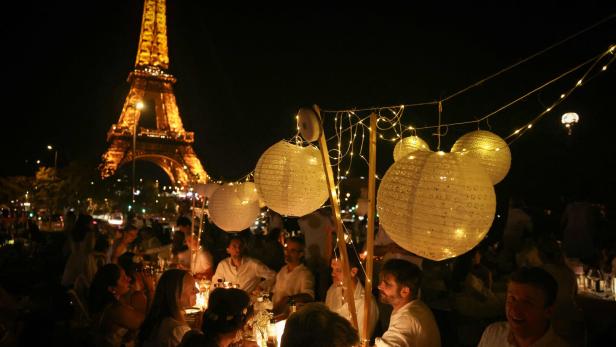 FRANCE-DINING-LIFESTYLE-EIFFEL TOWER