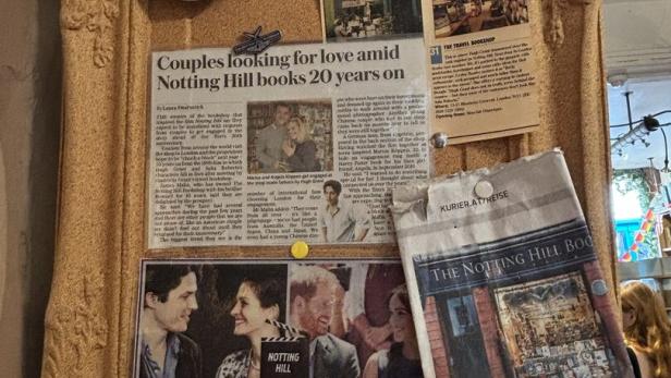 Eine Pinnwand mit Zeitungsartikeln über die Notting Hill Bookshop-Filmkulisse in London.