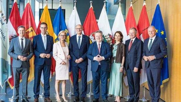 LAND TIROL: SITZUNG DER LANDESHAUPTLEUTE: FELLNER (SPÖ)/WALLNER (ÖVP)MIKL-LEITNER (ÖVP)/MATTLE (ÖVP)/LUDWIG (SPÖ)/EDTSTADLER (ÖVP)/STELZER (ÖVP)/KUNASEK (FPÖ)