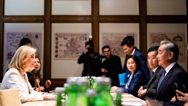 Man spricht wieder öfter miteinander:  Meinl-Reisinger und ihr chinesischer Amtskollege Wang Yi im September in Wien.