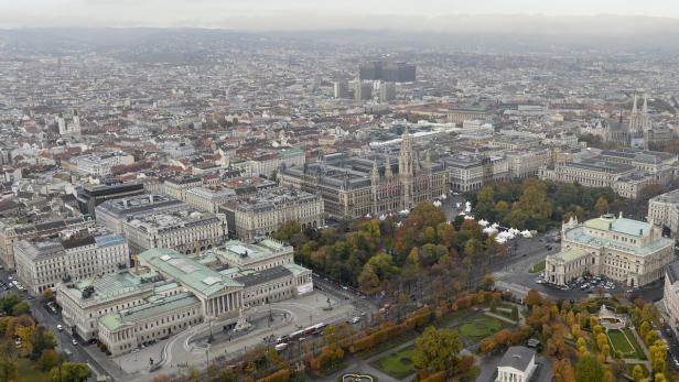Ein Luftbild von Wien mit der Hofburg und dem Burgtheater im Vordergrund.