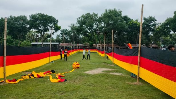 In Bangladesch wurde eine 7,5 Kilometer lange Deutschland-Fahne genäht.