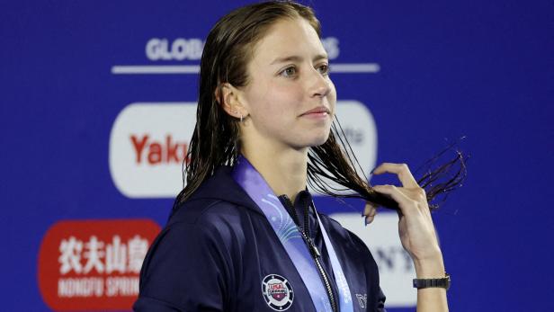 Weltrekordlerin Kate Douglass streicht sich durch die Haare.