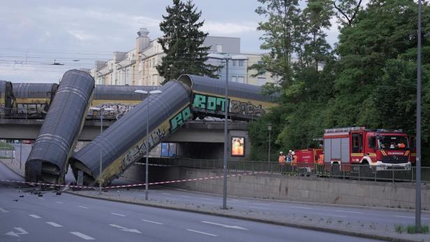 Güterzug stürzt in München von Brücke