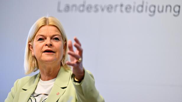 Klaudia Tanner spricht vor dem Logo des Bundesministeriums für Landesverteidigung.