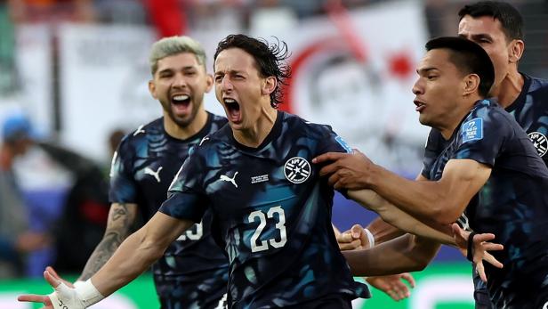 Spieler der paraguayischen Nationalmannschaft jubeln gemeinsam nach einem Torerfolg auf dem Fußballfeld.