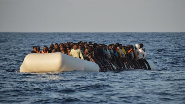Ein Schlauchboot voller Flüchtlinge vor der Küste Libyens. (Foto aus dem Archiv)