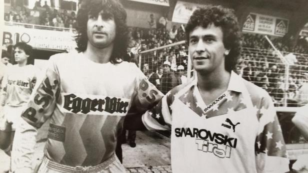 Mario Kempes (li.) im Trikot von St.Pölten mit Pipo Gorosito, dem legendären Spielmacher des FC Tirol
