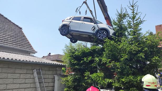 Auto wird mit Kran geborgen.