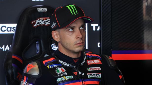 Der MotoGP Fahrer Marco Bezzecchi sitzend mit einer schwarzen Kappe am Kopf