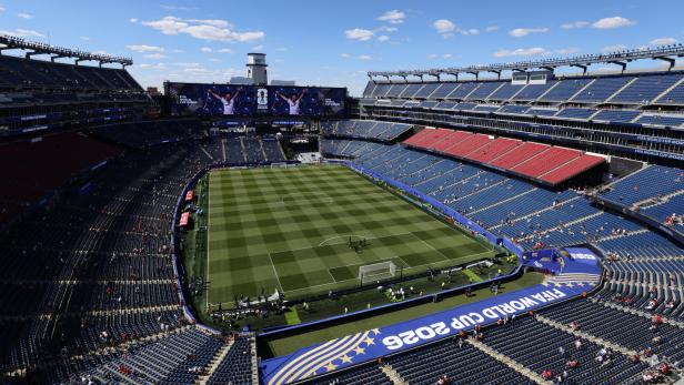 Das Gillette Stadium in Boston ist für die FIFA Fußball-Weltmeisterschaft 2026 mit einem grünen Spielfeld und blauen Zuschauerrängen vorbereitet.