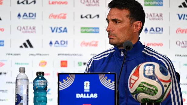 Scaloni bei der Pressekonferenz